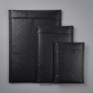 Enveloppes matelassées en polybulle noir mat auto-adhésives pour l'expédition postale et par courrier - Product Image 2