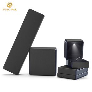 Scatola per Gioielli Zebo con Luce LED, Piccola Scatola Rettangolare di Lusso in Pelle PU per Anelli con Imballaggio in Velluto - Product Image 1