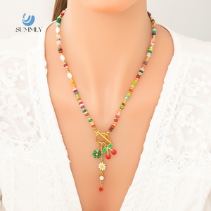 SUMMLY Collier ras-de-cou à fermoir à bascule perlé plaqué or 18 carats anti-ternissement, avec pendentif cerise marguerite et multiples breloques, bijoux de fête pour femme - Product Image 1