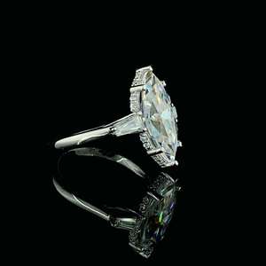 Anillo de Moissanita de Lujo con Corte de Pera, Plata 925, Anillo Elegante y Moderno con Diseño Brillante para Regalo de Fiesta de Compromiso y Uso Diario - Product Image 2