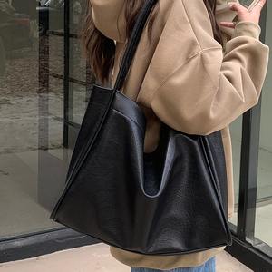Sac fourre-tout en cuir souple pour femme, grande capacité, noir, design minimaliste, sac à bandoulière pour usage quotidien, pour les trajets ou les cours - Product Image 2