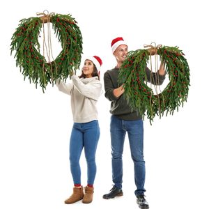 Guirlande <span class=keywords><strong>de</strong></span> Noël en pin <span class=keywords><strong>de</strong></span> Norfolk <span class=keywords><strong>de</strong></span> 24 pouces, toucher réaliste, avec baies rouges et nœud en jute, pin doux et réaliste pour la décoration intérieure et extérieure des fêtes - Product Image 3