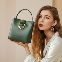 Sacs à main tendance en cuir de vachette pour femmes, sac seau minimaliste de luxe à bandoulière avec fermoir doré, sac fourre-tout pour femme
