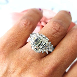 Anello di Fidanzamento F796 in Oro Bianco con Diamante Taglio Smeraldo Colore D Naturale per Donna - Product Image 3