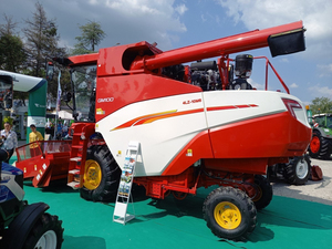 Chinese Top Brand Chinese Top Brand Gm100 Bibo Chinese Brand 139kw High Productivity Gm100 Wheel Combine <b>Harvester</b> on Sale - Product Image 3