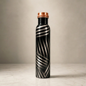 Bouteille d'eau en cuivre pur noire de designer avec motif géométrique argenté métallique – Bouteille à boire en cuivre ayurvédique de luxe - Product Image 1