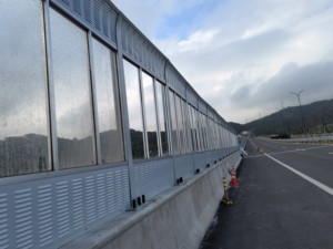 Otoyol ses bariyeri köprüsü ses yalıtım levhası şantiye gürültü azaltma makinesi ekipman ses yalıtımı
