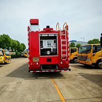 Camion de pompiers Sino Truck HOWO 4X4 à transmission intégrale avec réservoir d'eau de 10 000 L et système de lutte contre l'incendie à la mousse