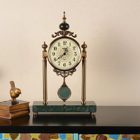 Horloge de table antique européenne de luxe léger avec base en marbre doré, ornement de bureau personnalisé pour la décoration intérieure, vente en gros d'usine
