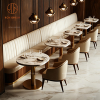 Ensemble de mobilier de restaurant Ron Group : table élégante en marbre, chaises en cuir, banquette sur mesure