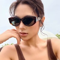 Lunettes de soleil œil de chat perforées pour femmes, monture à pois, protection UV400, style rétro chic, tendance, vente en gros, logo personnalisé
