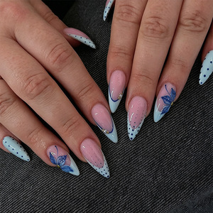 <span class=keywords><strong>Uñas</strong></span> postizas coreanas hechas a mano con base nude transparente, diseño de mariposa con puntos azules estilo francés y pequeñas cuentas, tipo stiletto. - Product Image 1
