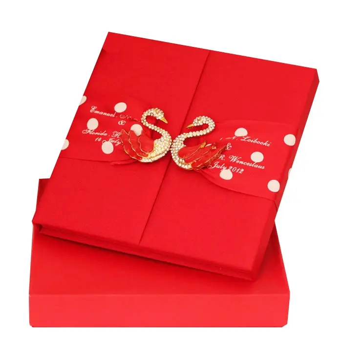 अरबी शैली लाल रेशम कपड़े कवर शादी के निमंत्रण कार्ड बक्से और अनुकूलित कपड़े हार्डकवर बॉक्स जन्मदिन निमंत्रण कार्ड