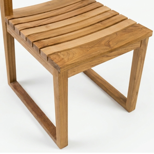 Cette chaise de salle à manger individuelle en teck massif de style moderne présente un design élégant et durable avec assise et dossier à lattes. - Product Image 4