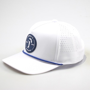 Casquette de baseball perforée découpée au laser en polyester imperméable à 5 panneaux avec logo personnalisé en PVC pour le sport et le golf - Product Image 3