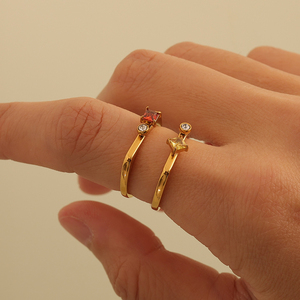 Anello a D in Acciaio Inossidabile Placcato Oro 18K PVD di Alta Qualità con Zirconi Incastonati per Donna, Gioielli all'Ingrosso - Product Image 5