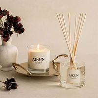 AIKUN Private Label Reed Diffuser dan Lilin Aroma dengan Stiker Kustom Logo Logam Cetak Transfer Air MOQ Rendah Set Hadiah Lilin