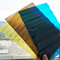 Rouleau de feuille de PC ondulé de 50m de longueur Diffusion de lumière en relief en polycarbonate ondulé coloré pour toit et hôtel Design moderne durable