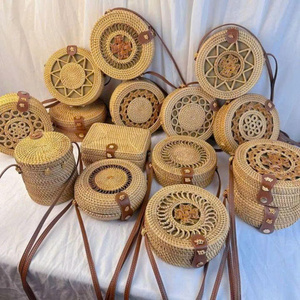 กระเป๋าหวายสานทรงกลมทำมือ พร้อมสายหนัง ตกแต่งด้วยงานฝีมือหวาย เหมาะสำหรับตกแต่งบ้านและโรงแรม - Product Image 1