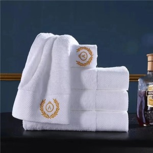 Toalla de baño de algodón peinado blanca personalizada al por mayor duradera y lavable <span class=keywords><strong>para</strong></span> hostelería patrón novedoso <span class=keywords><strong>para</strong></span> hoteles - Product Image 1