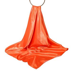 Elegante Sciarpa in Raso di <span class=keywords><strong>Seta</strong></span> con Motivo Floreale Argento e <span class=keywords><strong>Blu</strong></span> per Donna, Accessorio di Lusso, <span class=keywords><strong>Foulard</strong></span> Quadrato Grande 90cm e Copricapo - Product Image 4