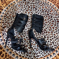 Sandales à talons aiguilles noires imprimé croco avec bride cheville à boucle enveloppante – Talons de soirée à bout ouvert pour femme