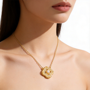 <span class=keywords><strong>Ciondolo</strong></span> <span class=keywords><strong>Quadrifoglio</strong></span> in Filigrana d'Argento Placcato Oro 24K con Perla e Incastonatura di Zirconi - Product Image 1