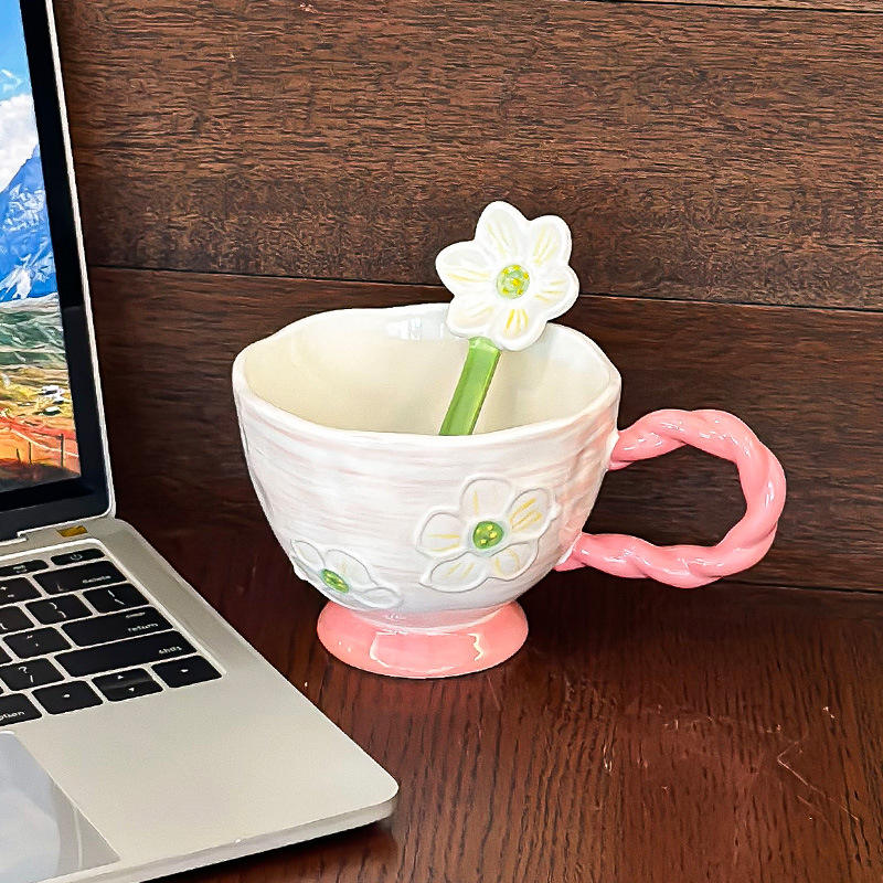 Tasse et cuillère roses