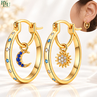 Boucles d'oreilles créoles en laiton plaqué or 18 carats pour femme, avec breloques soleil et lune, style Huggie, bijoux fantaisie