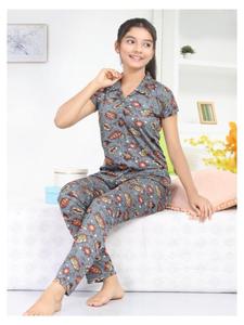 Pyjama pour filles imprimé numériquement, fabriqué en tissu Lycra extensible avec col élégant, doux et confortable pour les enfants à la maison - Product Image 1