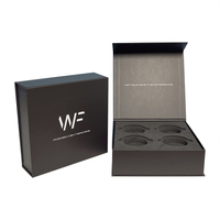 Boîte cadeau noire élégante avec insert en mousse, couvercle magnétique mat, pour l'emballage d'un ensemble de soins de la peau