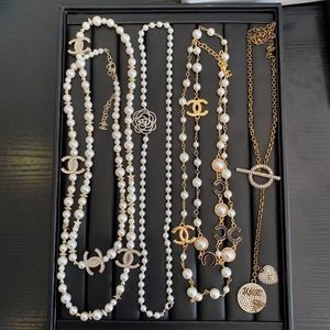 Collar de Trébol de Diseño de Alta Gama Vintage de Nicho Largo con Perlas y Diamantes Brillantes de Moda Collar para Suéter con Nuevo Diseño de Tendencia - Product Image 6