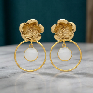 Pendientes Colgantes de Aleación de Metal Precioso Chapados en Oro con Calcedonia Lechosa, Hechos a Mano, Estilo Étnico Bohemio para Bodas y Fiestas - Product Image 1