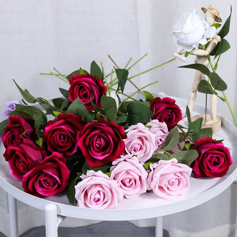 Fabrika toplu toptan yüksek kalite yapay tek kadife güller çiçek kırmızı beyaz özel gerçeklik hissi veren gül dekoratif çiçekler