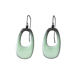 Boucles d'oreilles créoles fantaisie élégantes 2026 pour femmes, en résine acrylique colorée, bijoux tendance de qualité supérieure, cadeaux pour fêtes - Product Image 4