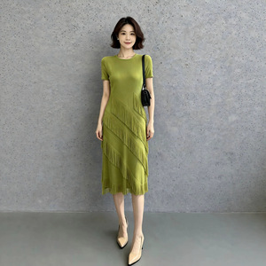 Robe longue plissée style Miyake pour <span class=keywords><strong>femme</strong></span>, taille unique, prête à être expédiée, à haute élasticité, avec franges à pampilles superposées diagonales - Product Image 3