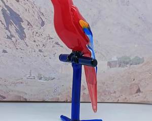Tiny Glass World - Juego de 2 Figuras de Loros de Vidrio Soplado a Mano, Rojo, Azul, Amarillo, Decoración Contemporánea para Escritorio, Oficina, Diwali, Boda - Product Image 5