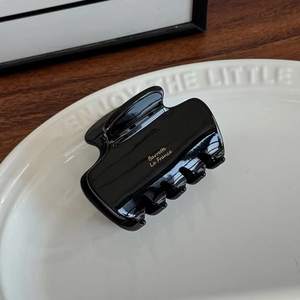 Design carré miniature, compact et léger, parfait pour les coiffures mi-hautes ou les petites sections de cheveux. - Product Image 5