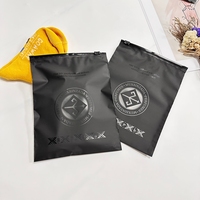 Sac en polyéthylène noir givré personnalisé écologique pour chaussettes, sac d'emballage réutilisable avec fermeture éclair, sac en plastique à fermeture éclair pour t-shirts et vêtements