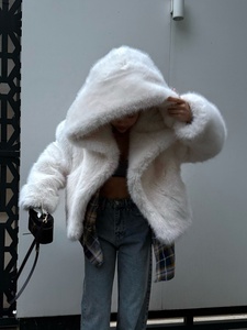 Zeyu 2026 Nouvelle Veste Tendance Blanche à Capuche en Fausse Fourrure pour <span class=keywords><strong>Femme</strong></span>, Coupe Courte, Grand Col Revers, Ample, Douce et Chaude, Style Urbain Hiver - Product Image 4