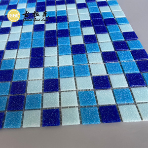 Mosaïque de <span class=keywords><strong>verre</strong></span> dépoli carrée bleue et blanche mélangée pour une utilisation décorative dans la chambre à coucher, la cuisine, la salle de bain, la piscine - Product Image 3