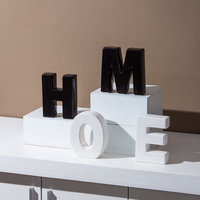 Articles de décoration intérieure simples et modernes petite sculpture de lettres pour la maison ornement de table artisanat en céramique pour la décoration intérieure