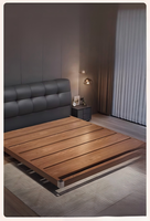 Lit double en cuir de style italien minimaliste moderne du milieu du siècle avec finition crème pour chambre principale