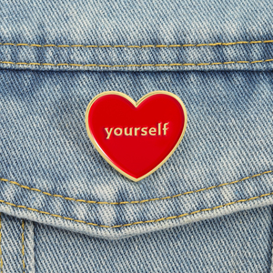 Creatieve rode hart emaille pins hou van jezelf zelfzorg legering broche revers rugzak badge mode sieraden cadeau groothandel - Product Image 1