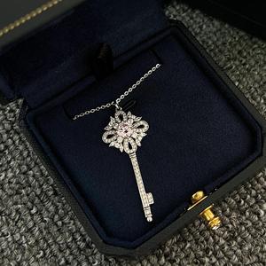 สร้อยคอเงินแท้ S925 ดีไซน์หรูหราสำหรับผู้หญิง ประดับเพชรชมพู ทรงกระบอกเล็ก สายคล้องไหปลาร้า สไตล์เฉพาะตัว - Product Image 2