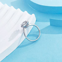 Anello di Fidanzamento alla Moda con Taglio Princess, Gambo Dritto a 4 Griffe, Grande Impatto Estetico, in Platino Pt950, con Diamante Coltivato in Laboratorio, per Donna