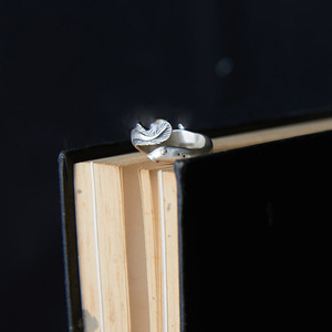 Nouvelle bague pour homme en cuivre écologique, style vintage vieilli, sculptée en forme d'<span class=keywords><strong>anguille</strong></span> à bouche ouverte, avec design de niche - Product Image 2