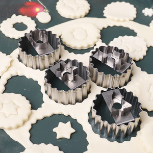 4 <span class=keywords><strong>emporte</strong></span>-pièces ronds en acier inoxydable avec Père Noël et homme en pain d'épices pour Noël et les fêtes d'hiver - Product Image 4