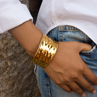 Bracelet en acier inoxydable plaqué or 18K PVD CELES, style minimaliste tendance hiver, large bracelet ondulé