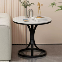 Table d'appoint ronde en pierre frittée veinée de marbre blanc, avec cadre en métal doré en forme de double C incurvé, pour canapé